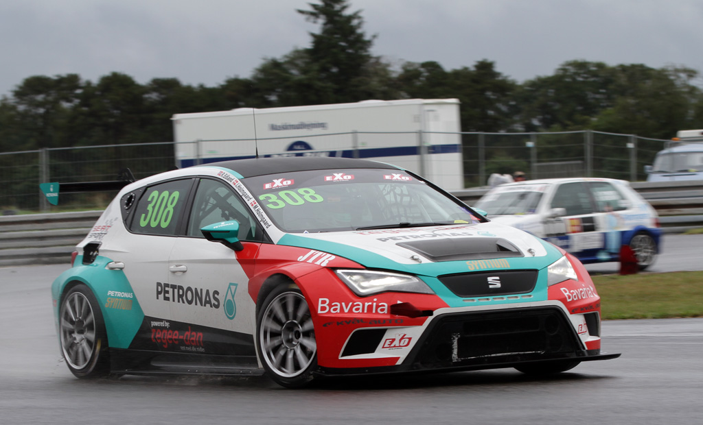 Holmgaard Motorsport - Magnus Holmgaard, Jonas Holmgaard og Roy Arild Edland i Seat Leon
(Foto: Motorsporten.dk)